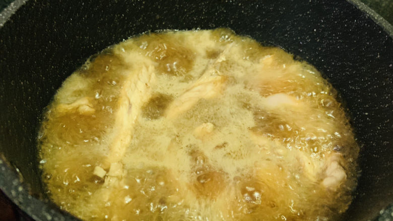 新疆大盘鸡,翻炒均匀，转中火，盖住锅盖焖煮