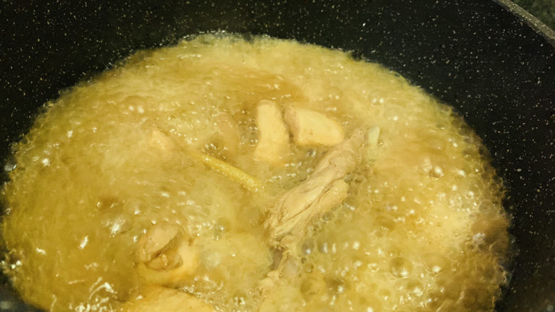 新疆大盘鸡,煮至汤汁浓稠