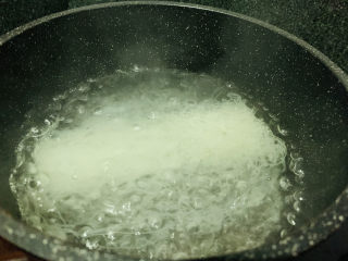 包菜炒粉丝,锅里水烧开，加入米粉稍微捞一下