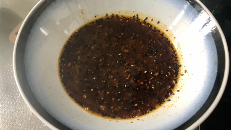 酸辣宽粉,浇一些煮宽粉的汤加入面碗中