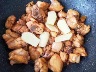 新疆大盘鸡,放姜片和料酒翻炒均匀。 