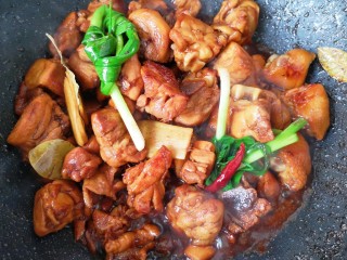 新疆大盘鸡,放味极鲜酱油和盐翻炒均匀。 