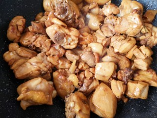 新疆大盘鸡,下入鸡块大火爆炒，将鸡肉的水分炒出来。