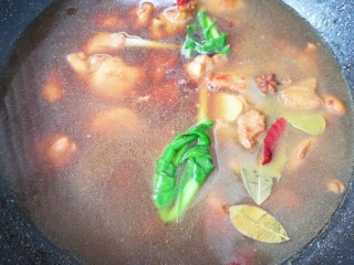 新疆大盘鸡,加入热水烧开，转小火炖25分钟。 