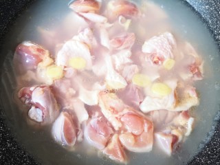 新疆大盘鸡,凉水入锅，加入料酒和姜片焯水后，捞出冲洗干净备用。