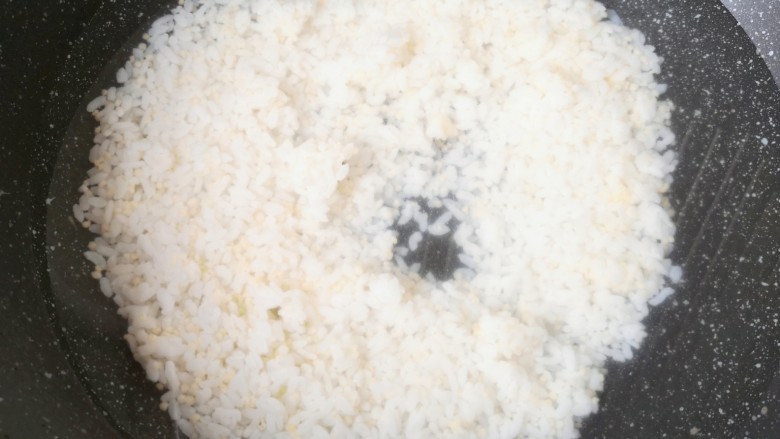 红薯南瓜粥,将剩米饭放入锅里，加入纯净水烧开。