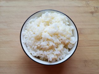 红薯南瓜粥,准备好剩米饭。