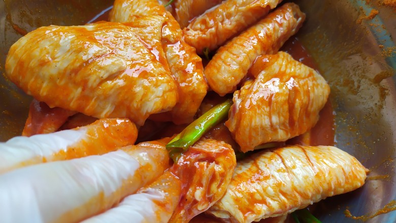奥尔良鸡翅,用手抓匀腌制一小时。