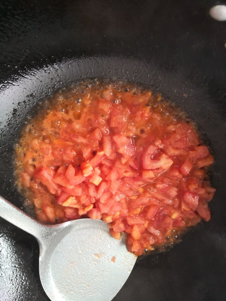 三鲜汤,放入切好的西红柿炒出汤汁