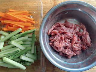 小炒牛肉,食材如图，所示示意准备胡萝卜、芦笋、牛肉。