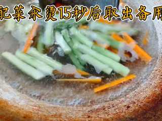 小炒牛肉,将芦笋段与胡萝卜丝入锅中，汆烫15秒。