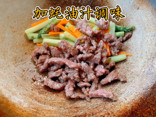 小炒牛肉,再加入牛肉丝，同时加蚝油汁调味、盐、糖等调味。