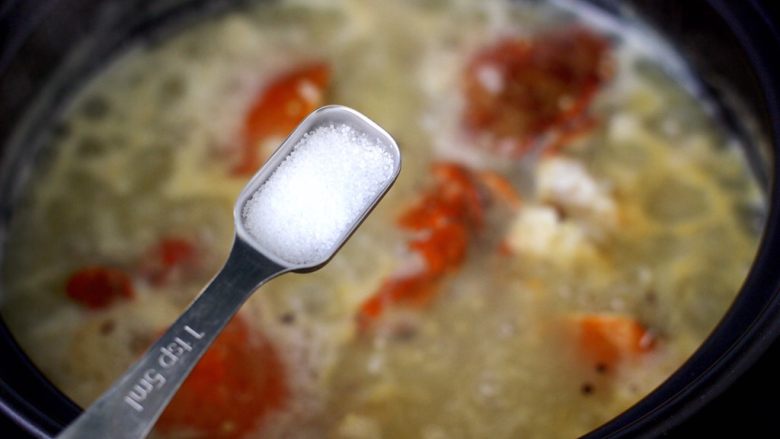 海蟹杂谷蔬菜粥,根据个人口味加入适量的盐调味。