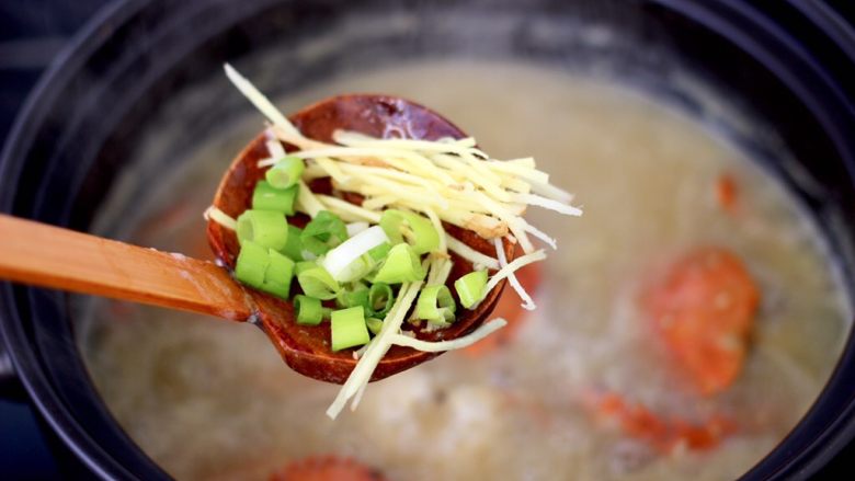 海蟹杂谷蔬菜粥,加入姜丝和葱花。