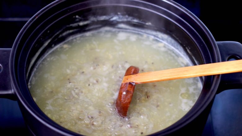 海蟹杂谷蔬菜粥,继续小火炖煮30分钟后，看见锅中米汤汁慢慢变得粘稠时。
