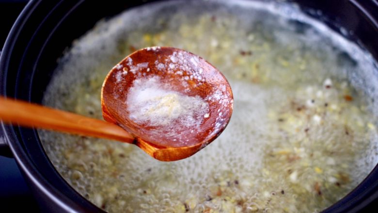 海蟹杂谷蔬菜粥,撇去浮末杂质。