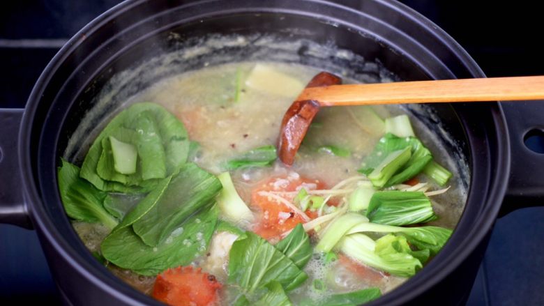 海蟹杂谷蔬菜粥,大火煮沸后，加入小油菜。