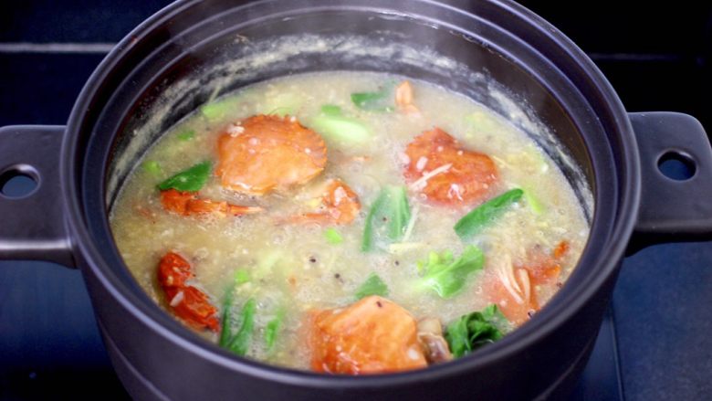 海蟹杂谷蔬菜粥,大火煮沸后即可关火。