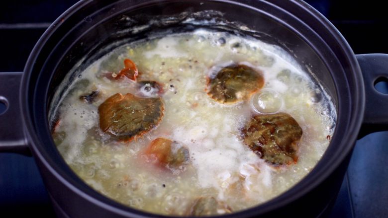 海蟹杂谷蔬菜粥,加入洗净的海蟹。