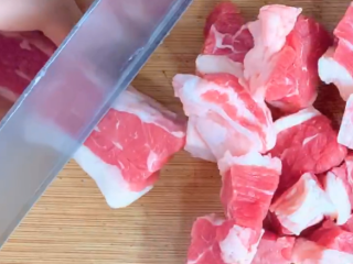 红烧牛腩,切成大块，因为煮了会回缩，所以不能切太小。