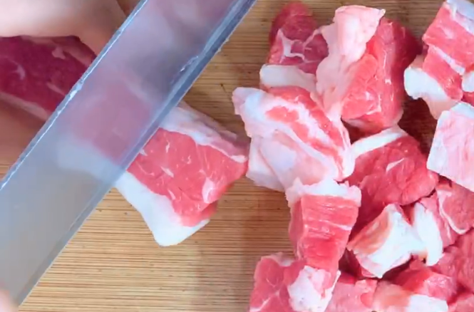 红烧牛腩,切成大块，因为煮了会回缩，所以不能切太小。