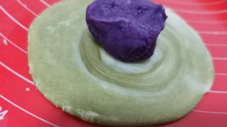 螺旋大麦苗酥皮月饼,月饼酥皮包入一颗紫薯馅料