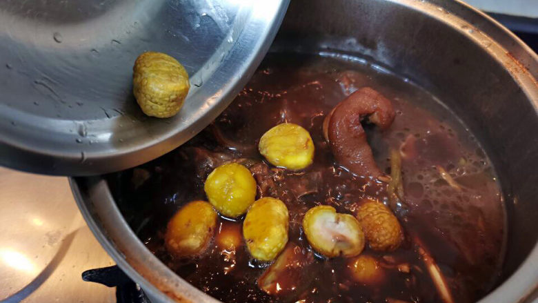 板栗红烧肉,板栗倒入炖煮30分钟后的猪蹄中，继续煮10分钟左右即可。