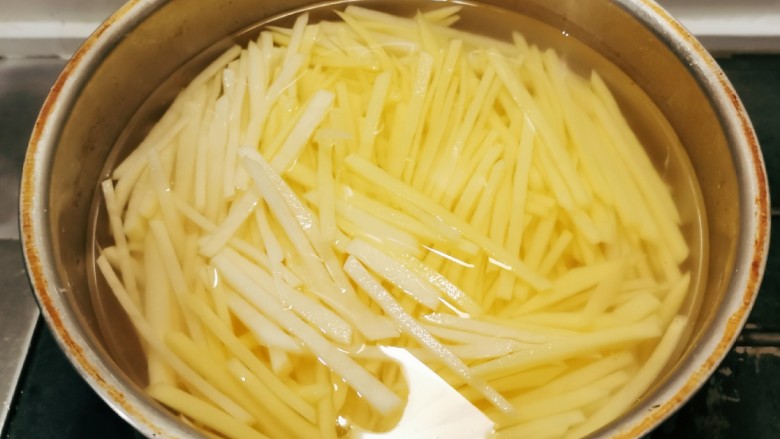 土豆炒肉丝,放入开水中煮至9分熟。