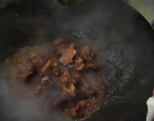 红烧羊排,然后再捞出桂叶，生姜，辣椒等辅料然后转大火收汁，把汤汁收至浓郁即可出锅装盘