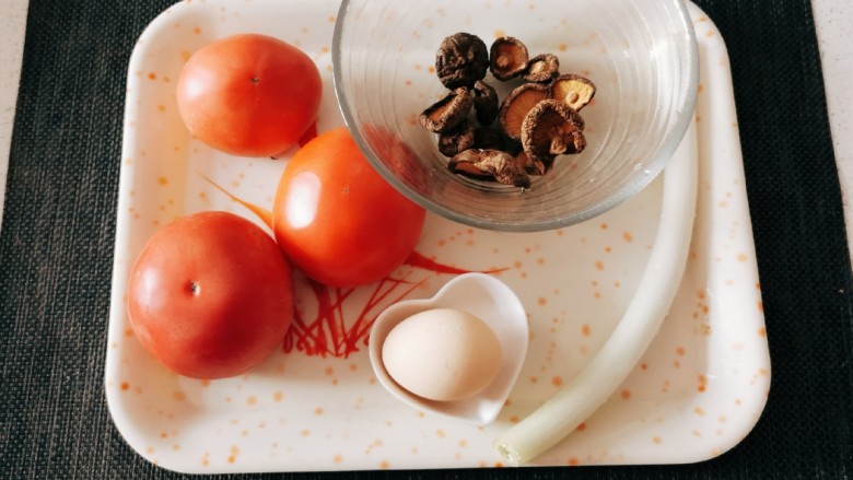 西红柿香菇汤,食材准备好