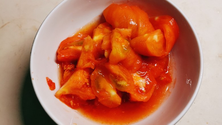 西红柿香菇汤,番茄去皮切块。