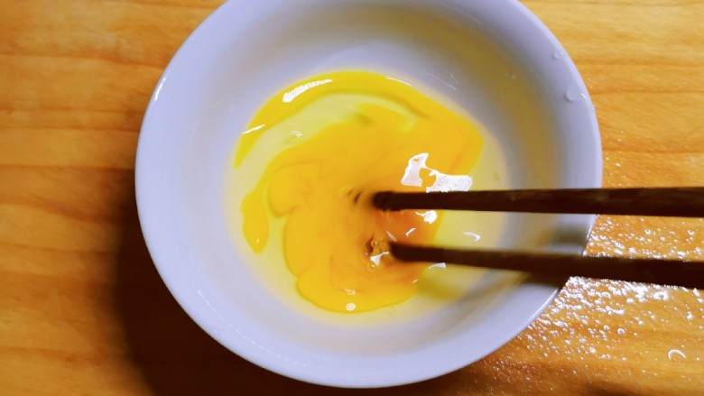 西红柿香菇汤,<a style='color:red;display:inline-block;' href='/shicai/ 9'>鸡蛋</a>敲入碗中打散。