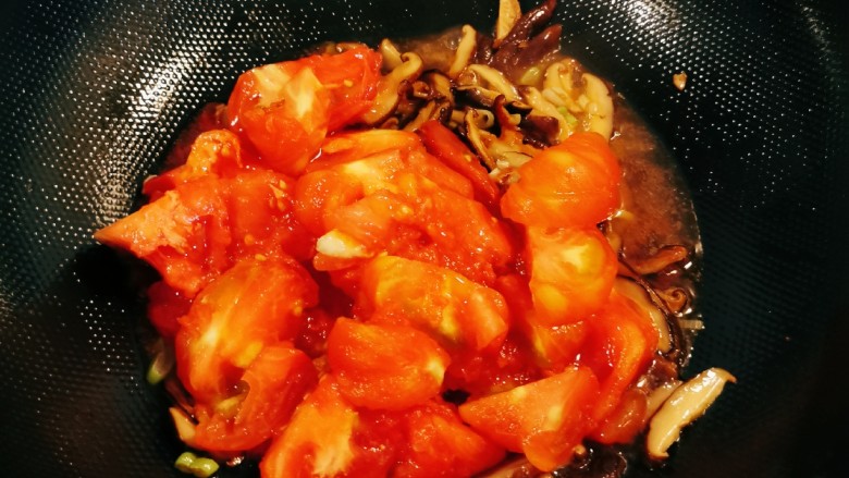 西红柿香菇汤,放入番茄。