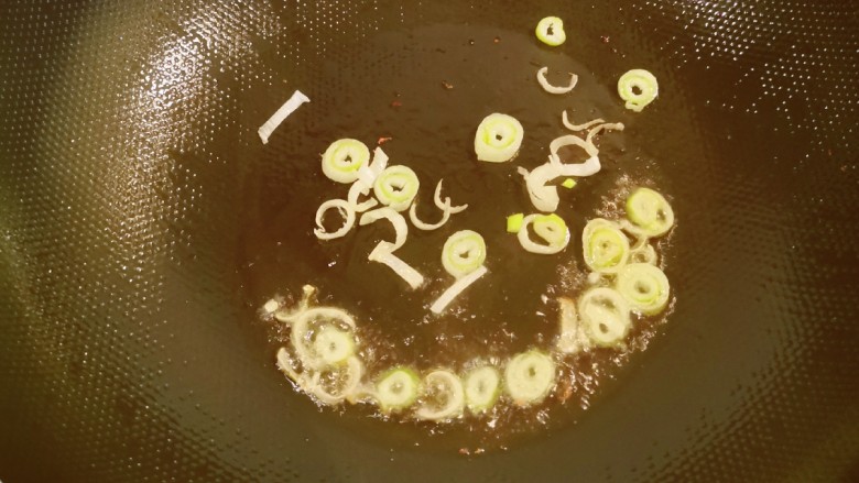 西红柿香菇汤,起油锅放入食用油，爆香葱片。