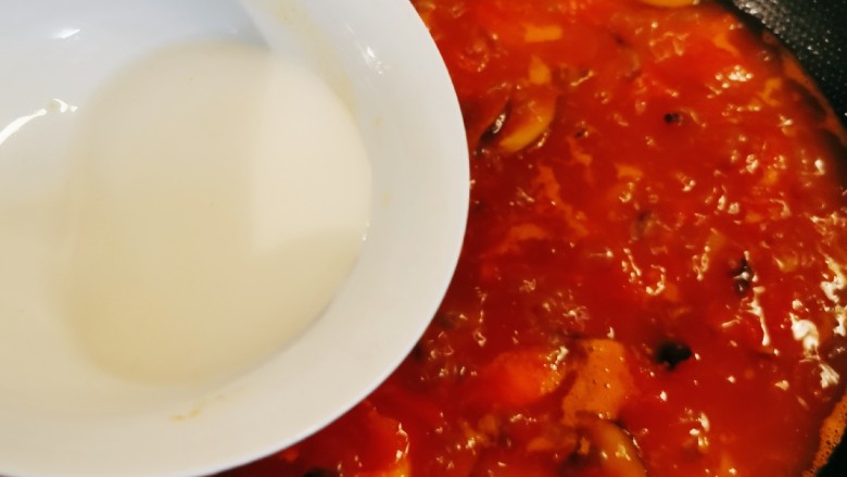 西红柿香菇汤,倒入水淀粉勾芡。