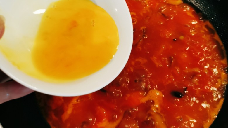 西红柿香菇汤,淋入鸡蛋液。