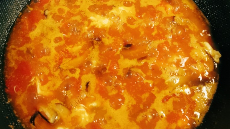 西红柿香菇汤,蛋花飘浮起来关火。