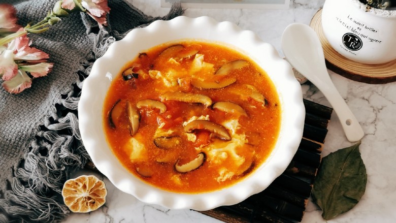 西红柿香菇汤,出锅啦。
