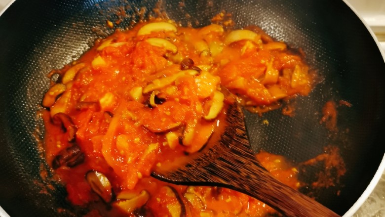 西红柿香菇汤,炒至番茄软烂。