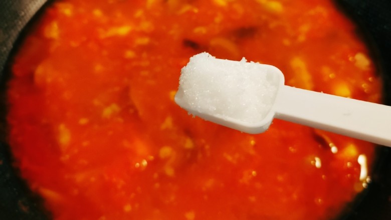 西红柿香菇汤,放入足够量的清水，煮开后加入<a style='color:red;display:inline-block;' href='/shicai/ 3729'>白糖</a>和盐。