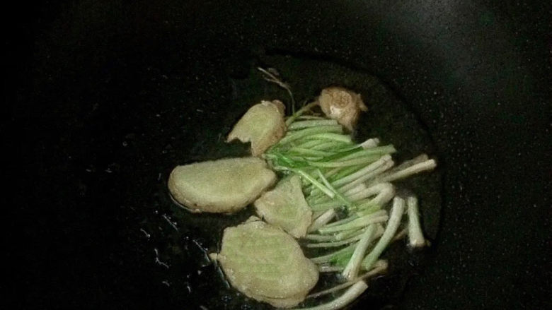 板栗红烧肉,锅中放入少许油，油热了以后放入葱段和姜片炒香。