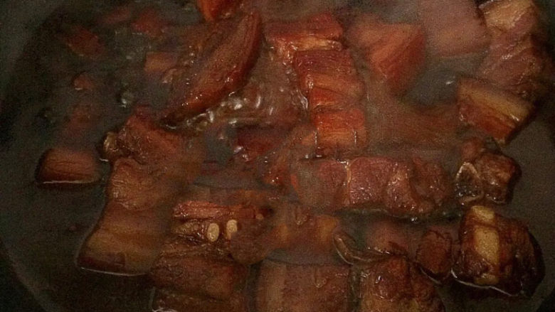 板栗红烧肉,大火煮开后转小火炖煮45分钟左右。中间记得翻炒几次，以免糊底。
