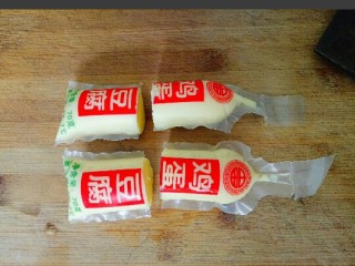 红烧日本豆腐,首先将日本豆腐对半切开，挤出豆腐
