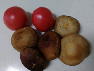 西红柿香菇汤,小西红柿、香菇。