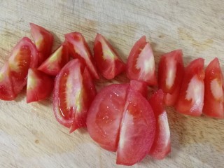 西红柿香菇汤,切小块。