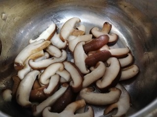 西红柿香菇汤,放入香菇片，小火炒软炒出香味。