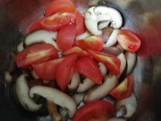 西红柿香菇汤,放入西红柿块。
