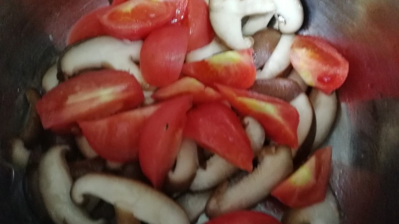 西红柿香菇汤,放入西红柿块。