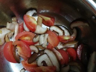 西红柿香菇汤,文火炒出汤汁。