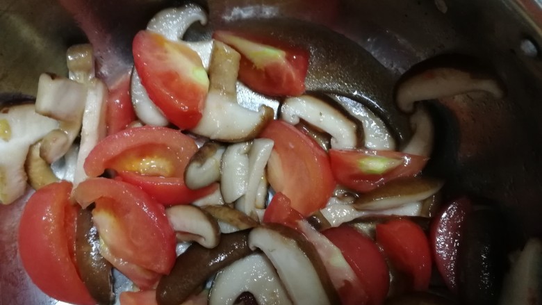 西红柿香菇汤,文火炒出汤汁。